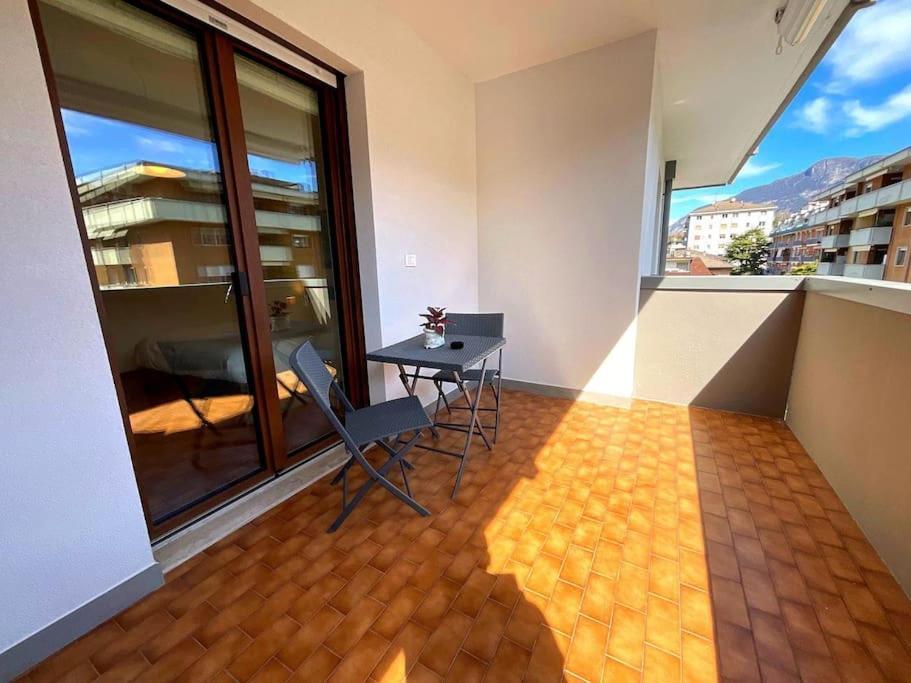 Casa Di Tom, Balcone E Parcheggio